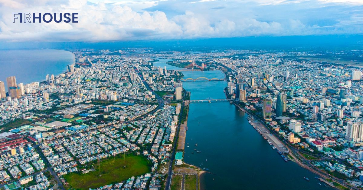 Toàn cảnh đô thị Đà Nẵng bên sông Hàn nhìn từ trên cao