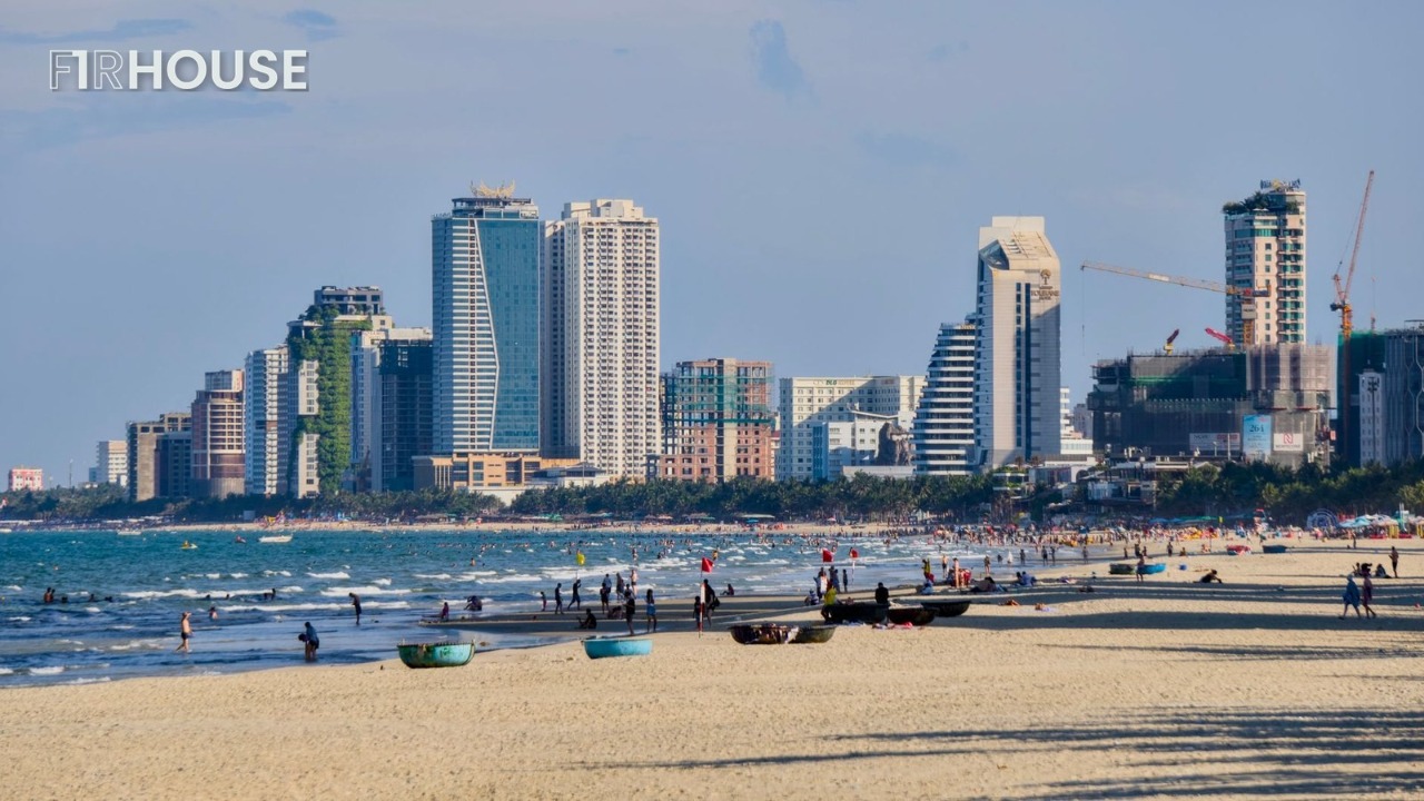 Biển Mỹ Khê cách Hiyori khoảng 1 km, cư dân đi bộ ra biển mỗi sáng