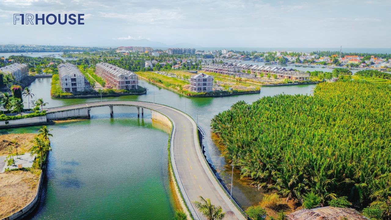 Đường nội khu uốn lượn bên hồ cảnh quan và rừng dừa đặc trưng xứ Hội.