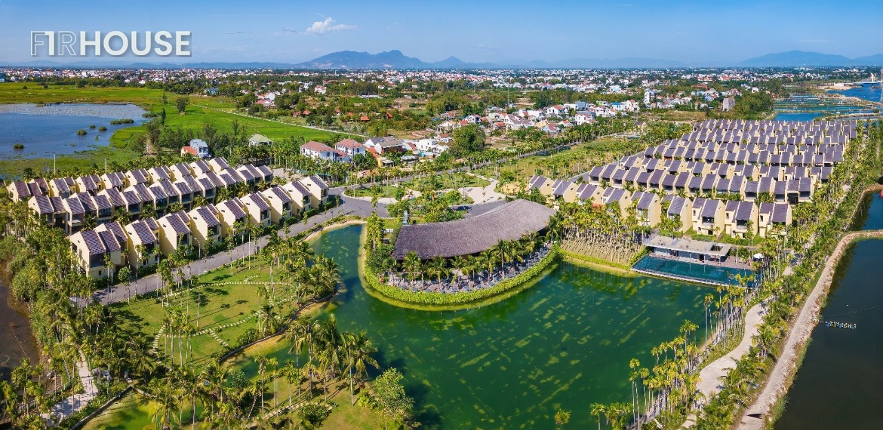 Casamia Calm Hội An — sự riêng tư tạo bằng cây xanh và khoảng lùi, thay cho tường rào.