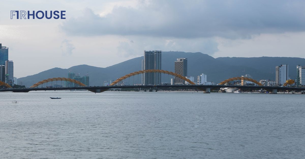 Cầu Rồng và loạt cao ốc đang xây dọc sông Hàn. Chi phí tạo ra mỗi m² mới liên tục thiết lập đáy cao hơn. Ảnh: 