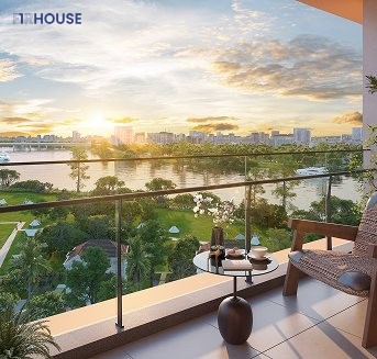 Ban công căn hộ Cora Tower mở ra tầm nhìn cảnh quan khu đô thị.