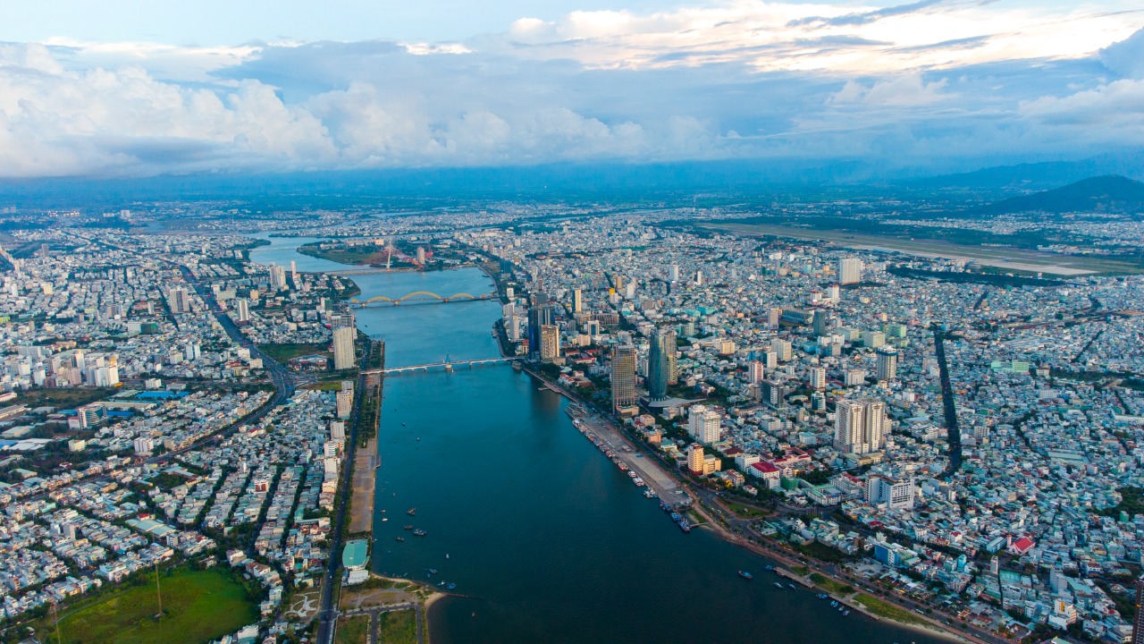 Hạ tầng đô thị và giao thông Đà Nẵng — vốn đầu tư công đổ tới đâu, giá bất động sản khu đó thường nhích trước. (Ảnh minh hoạ: Nguyễn Hoàng / Pexels)