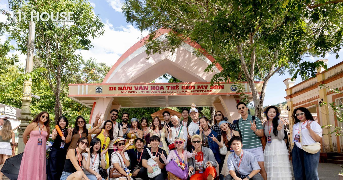 Đoàn khách quốc tế tham quan Di sản văn hóa thế giới Mỹ Sơn, gần Đà Nẵng (ảnh: Báo Văn Hóa).