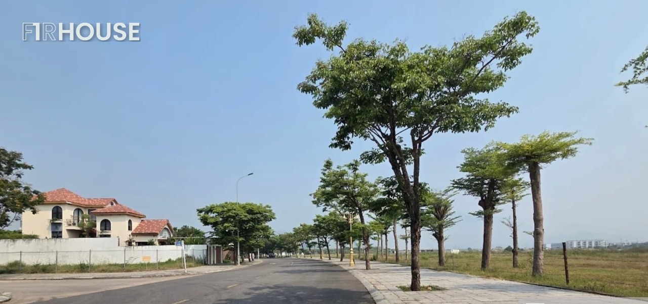 Đường nội khu rộng, cây xanh đã trưởng thành tại Golden Hills City