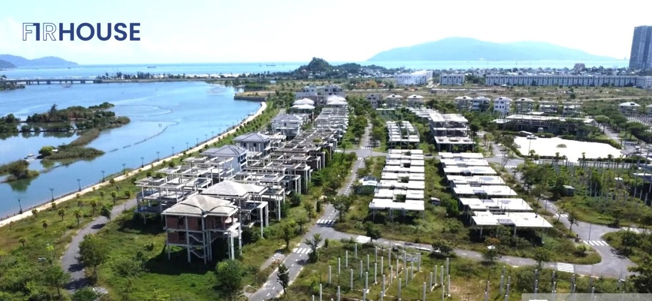 Dãy biệt thự ven mặt nước trong Golden Hills City, phía xa là núi Hải Vân