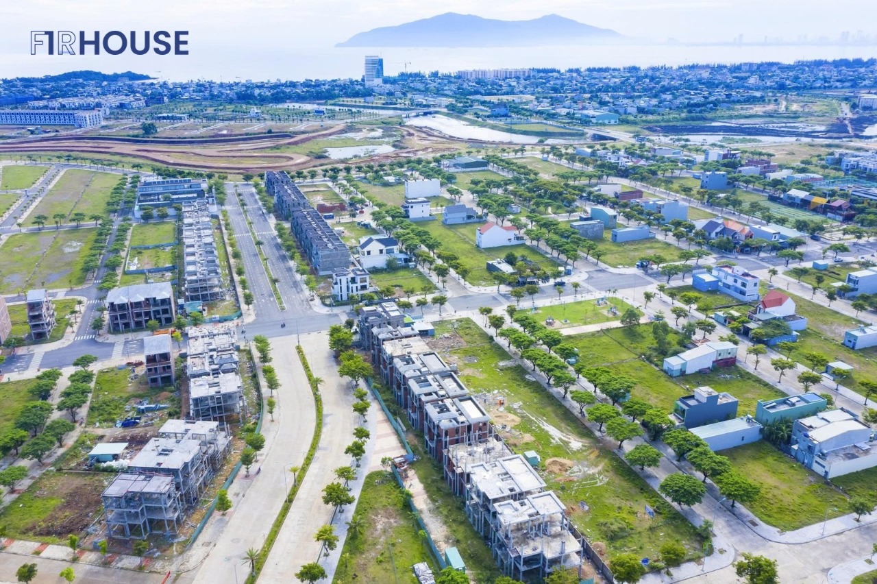 Dãy nhà phố liền kề trong Golden Hills City, xen giữa là quỹ đất chưa xây