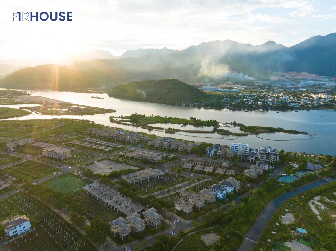 Toàn cảnh Golden Hills City bên sông Cu Đê, phía sau là dãy Hải Vân