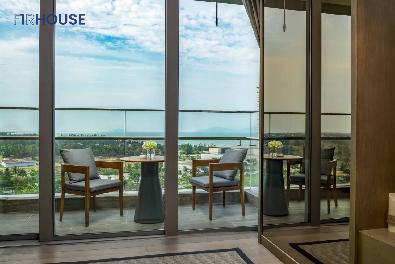 Ban công căn hộ Hoiana Residences nhìn ra khu nghỉ dưỡng