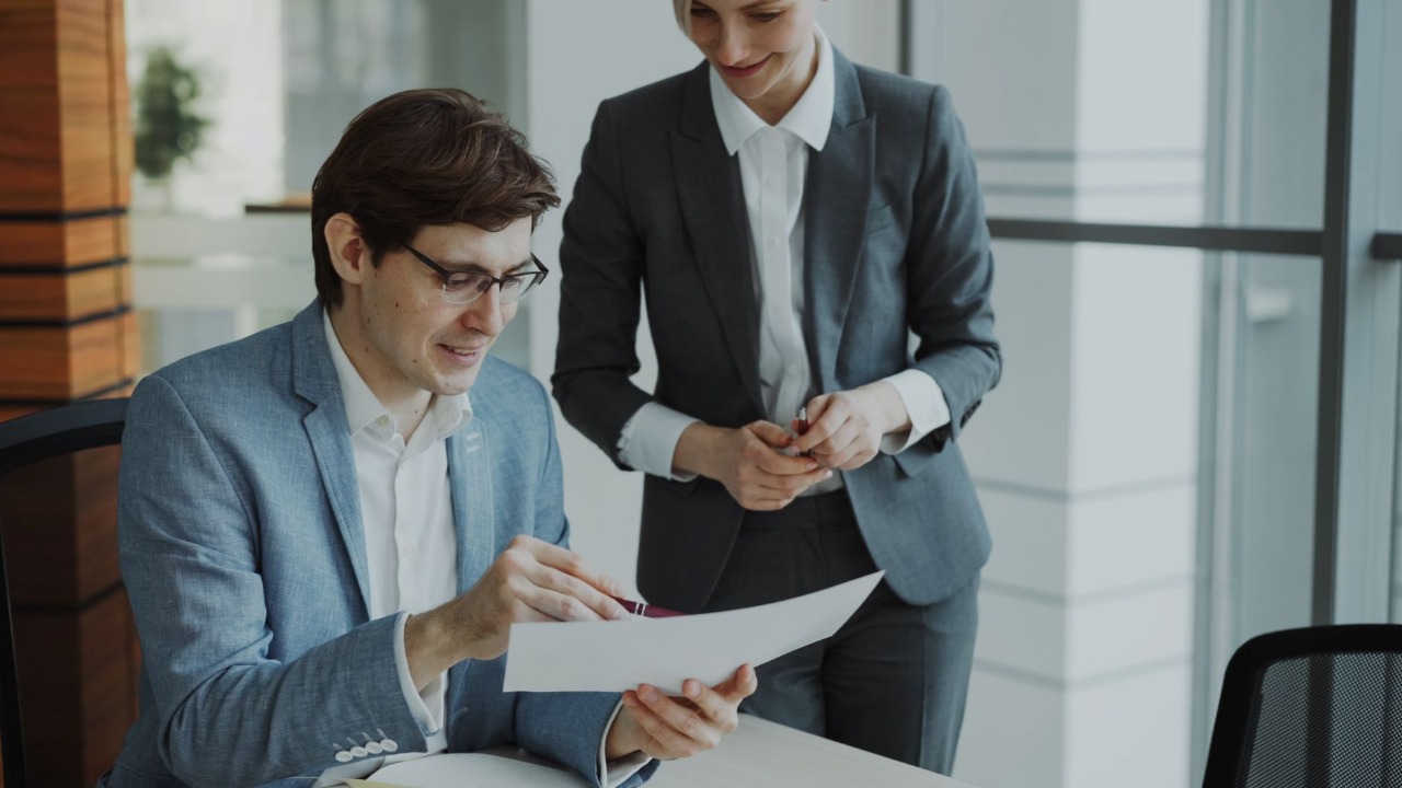 Trước khi ký bất kỳ văn bản góp vốn hay hứa mua hứa bán nào, hãy yêu cầu chủ đầu tư cung cấp hồ sơ pháp lý dự án. (Ảnh minh hoạ: Vitaly Gariev / Pexels)