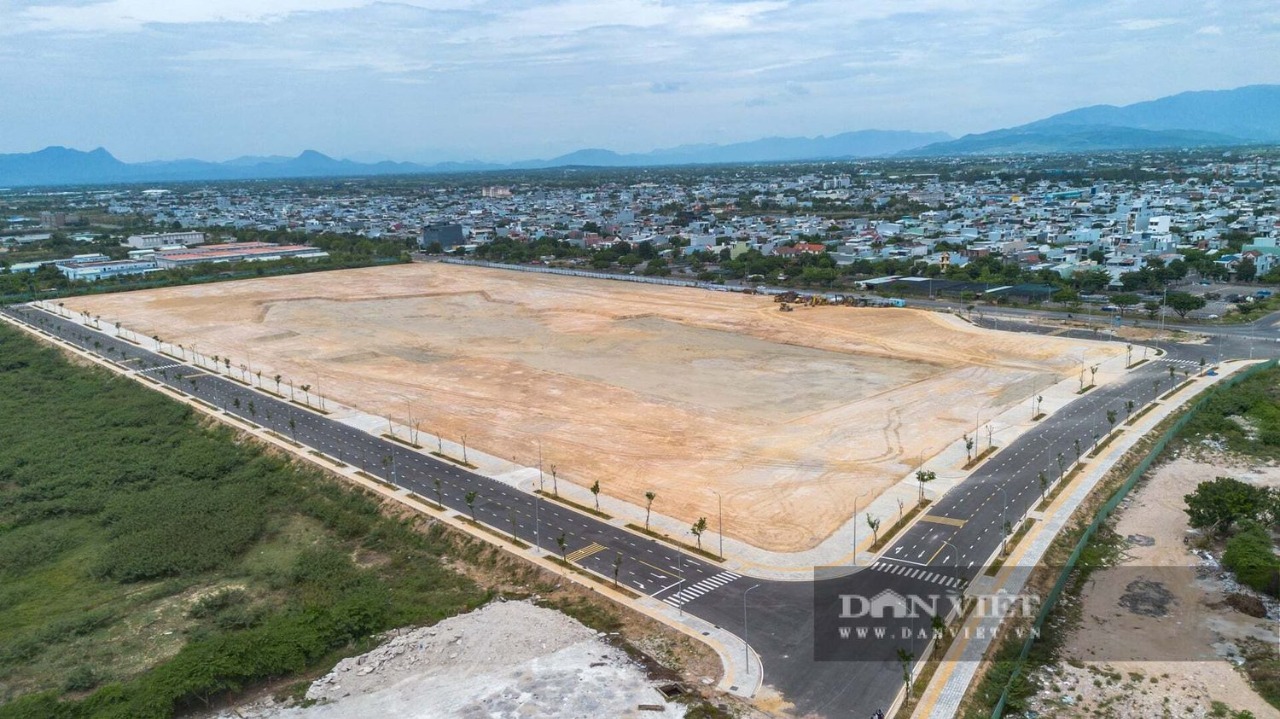 Cận cảnh khu đất hơn 10ha xây AEON Mall Hòa Xuân, đã san lấp mặt bằng (Ảnh: Dân Việt)