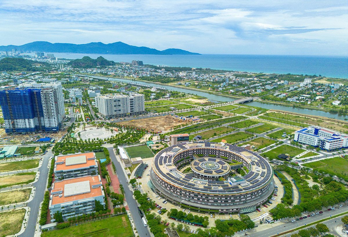 Toàn cảnh Khu đô thị FPT Đà Nẵng ven sông Cổ Cò, nổi bật khối tròn Đại học FPT.