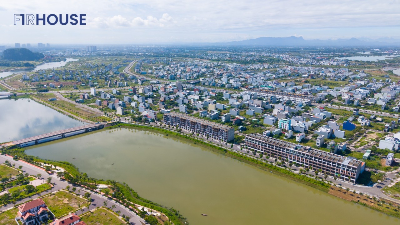 Một khu đô thị mới hình thành theo quy hoạch phân khu — hạ tầng, mặt nước và dân cư đi theo đúng khung đã duyệt.