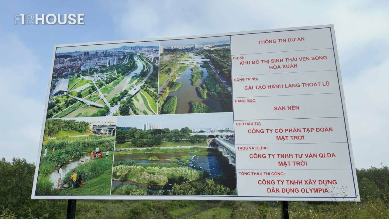Bảng thông tin dự án Khu đô thị sinh thái ven sông Hòa Xuân tại công trường cải tạo hành lang thoát lũ, phường Hòa Xuân