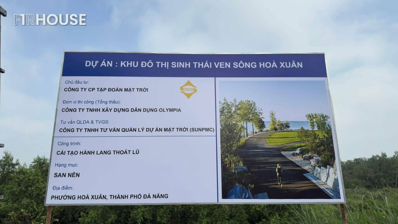 Bảng dự án ghi chủ đầu tư, tổng thầu và phối cảnh hành lang thoát lũ ven sông Hòa Xuân
