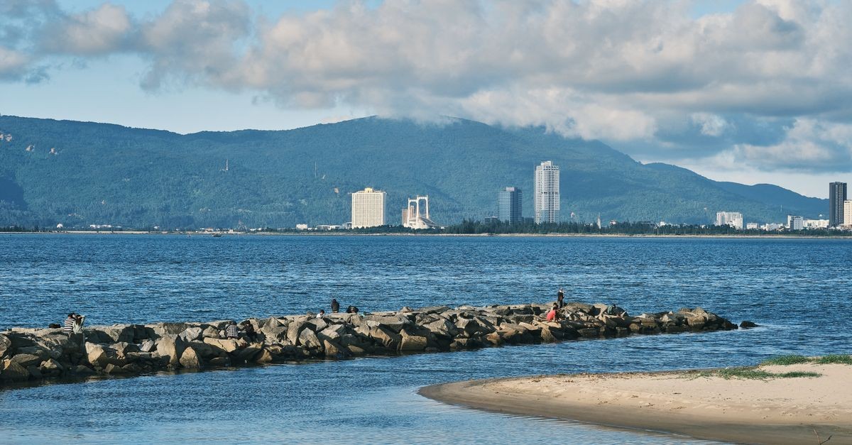 Khu ven biển và chân núi Sơn Trà — không gian sống gần thiên nhiên