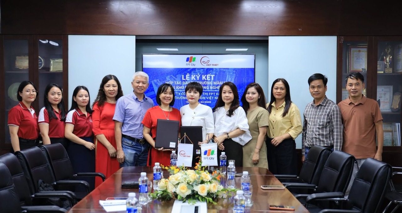 Đại diện hai bên tại lễ ký kết hợp tác vận hành trường mầm non trong Khu đô thị FPT.