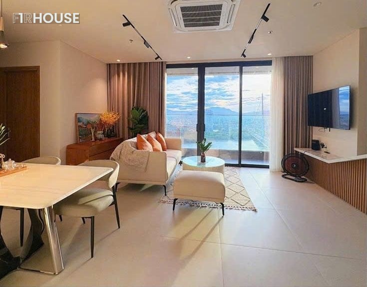 Phòng khách một căn hộ đang cho thuê tại Panoma, view sông Hàn và cầu Trần Thị Lý