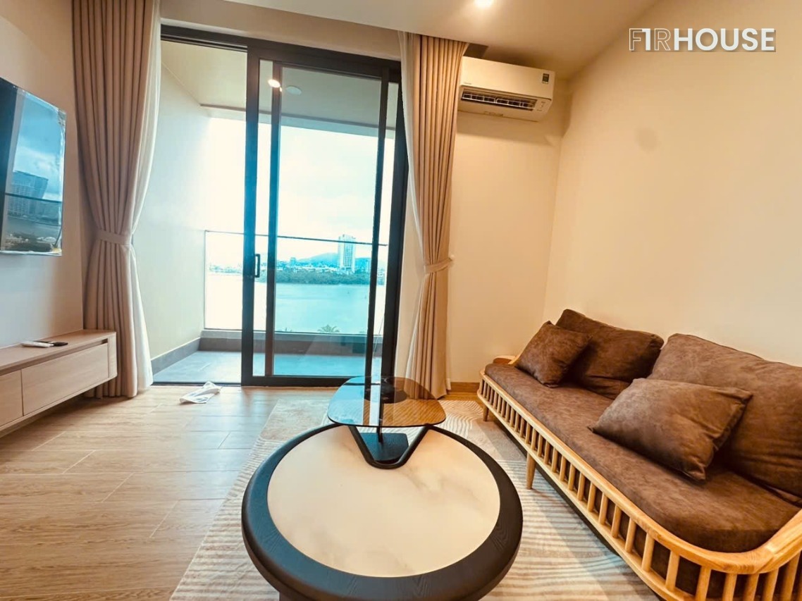 Nội thất thực tế một căn hộ đang cho thuê: phòng khách liền bếp, đầy đủ thiết bị