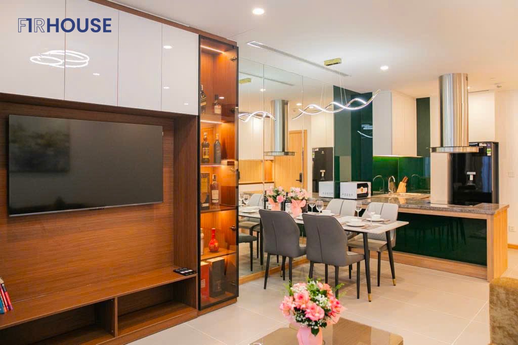 Nội thất bàn giao cao cấp – phòng khách liên thông bếp tại căn hộ SAM Tower Đà Nẵng
