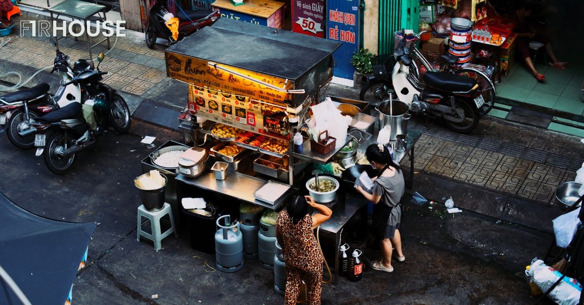 Quán vỉa hè, ghế nhựa — nơi bữa ăn của người địa phương thường diễn ra