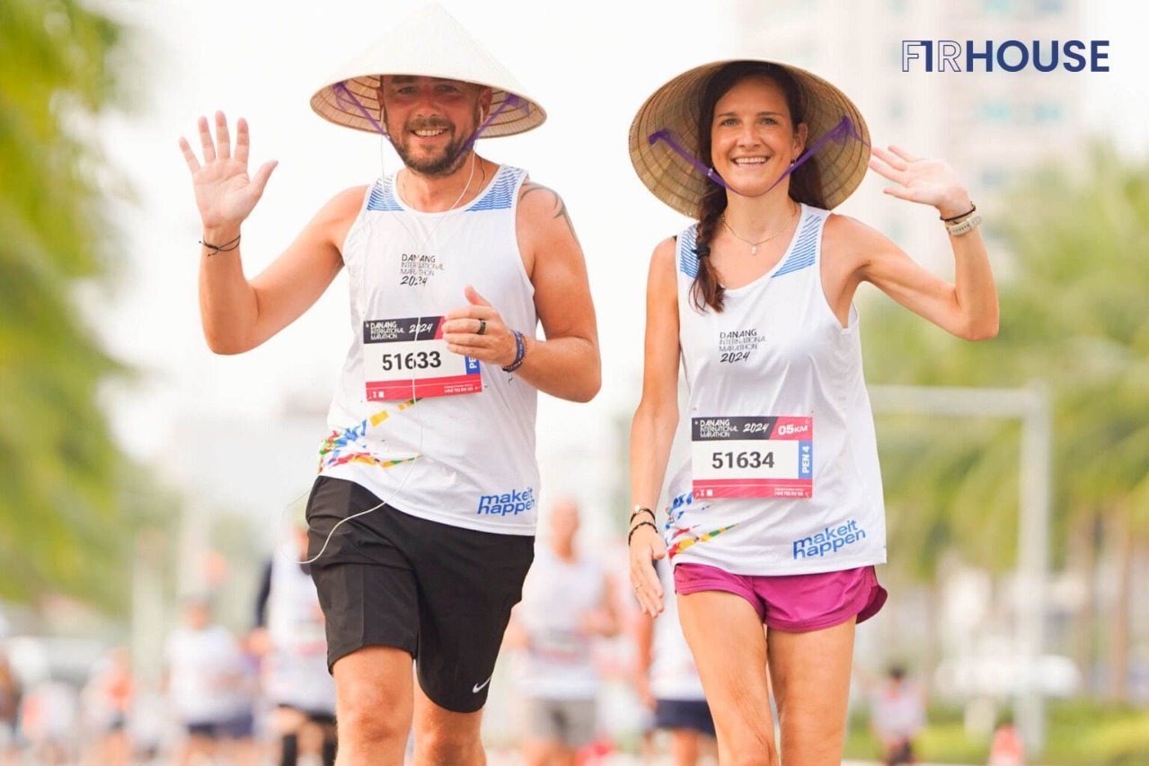 Vận động viên quốc tế đội nón lá tại giải marathon Đà Nẵng — du lịch thể thao gắn với bản sắc địa phương. Ảnh: