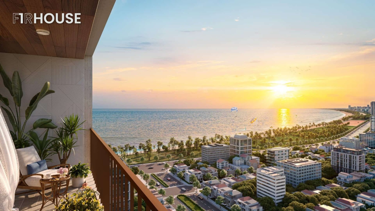Tầm nhìn ra bãi biển Mỹ Khê từ căn hộ Sun Costa Residence.
