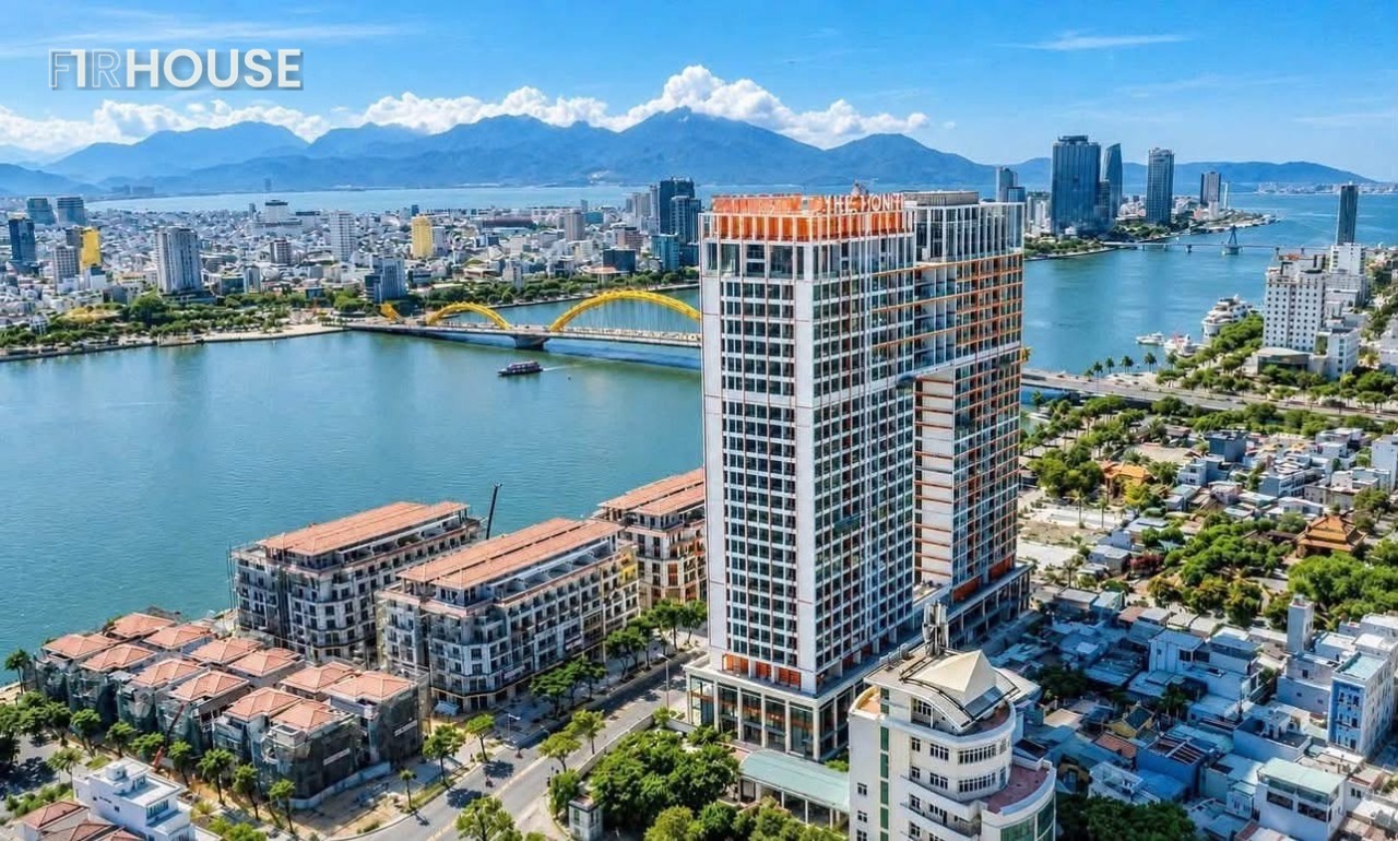 Toàn cảnh tòa tháp đôi The Ponte bên sông Hàn, phía sau là dãy núi và biển Đà Nẵng