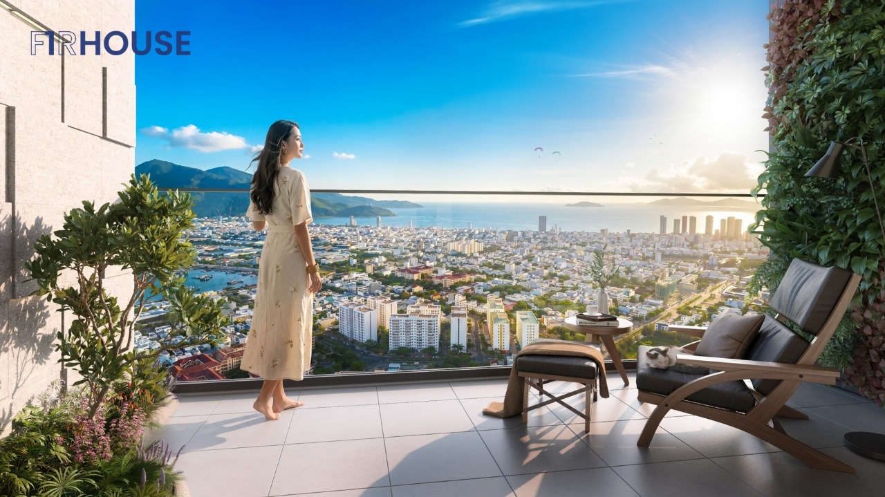 Ban công căn hộ Sun Symphony tầng 10 mở ra view sông Hàn.