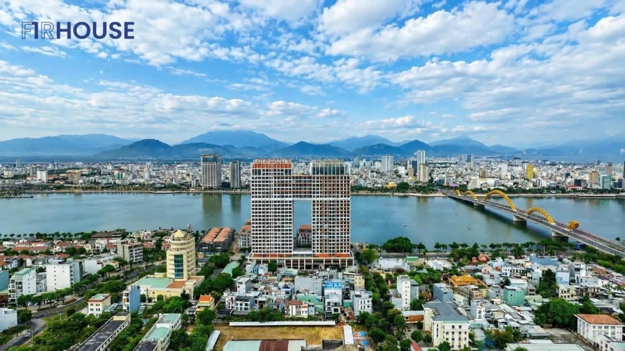 The Ponte nằm sát Cầu Rồng, nhìn thẳng ra sông Hàn và trung tâm Hải Châu