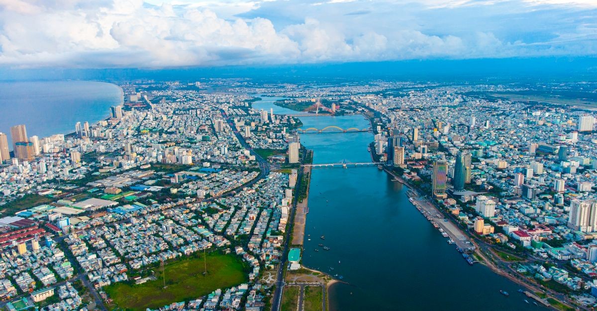 Đà Nẵng nhìn từ trên cao — thành phố nằm gọn giữa sông, núi và biển
