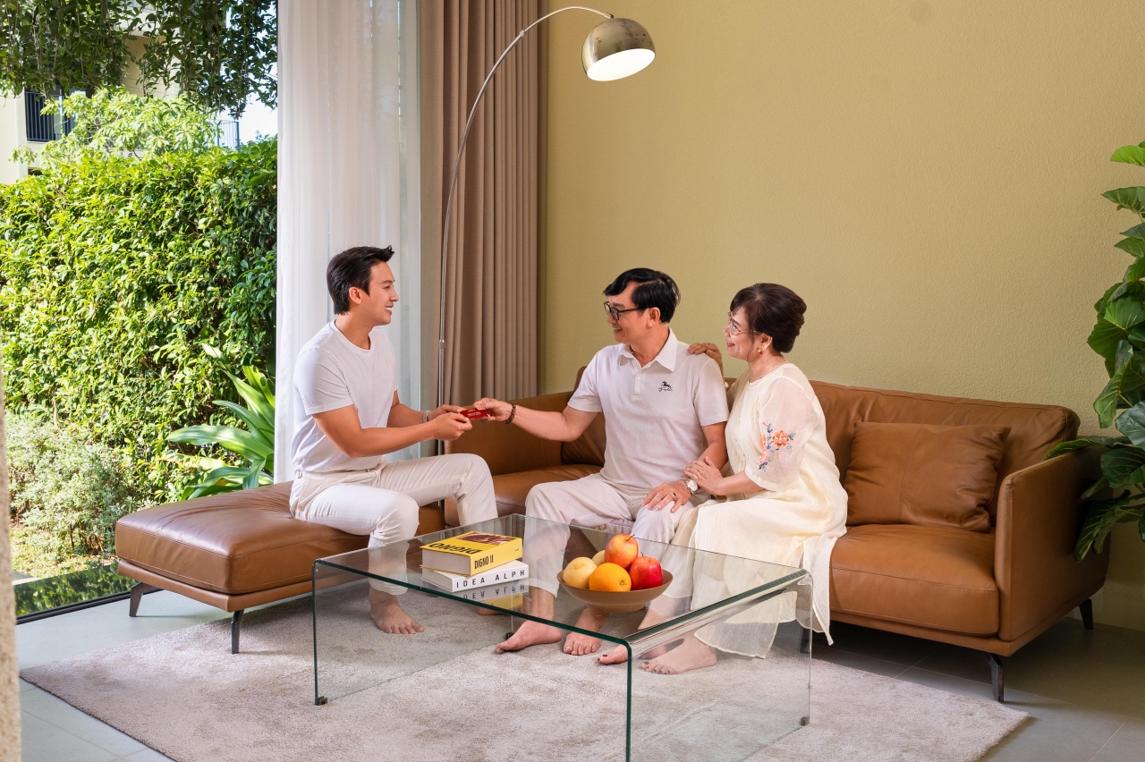Gia đình thụ hưởng cuộc sống tại Casamia Blanca Hội An